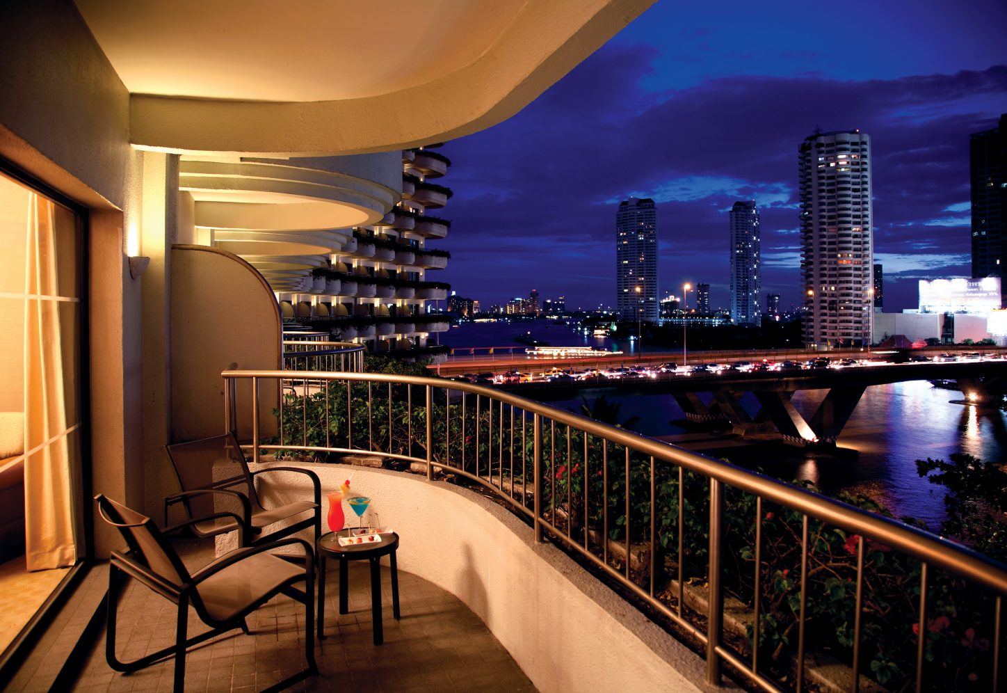 Luxury moon. Бангкок балкон. Отель Shangri-la Бангкок. Красивый вид с балкона на город. Вид с балкона на ночной город.